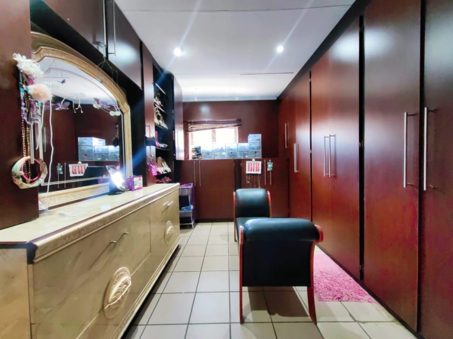 5 Bedroom Property for Sale in Van Der Hoff Park North West